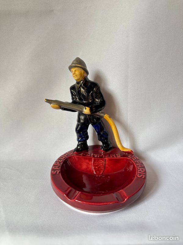 ANCIEN CENDRIER PUBLICITAIRE en faience vintage SAPEURS POMPIERS de PARIS (image 1)