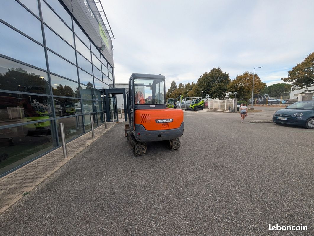 Mini pelle 2t5 (image 2)