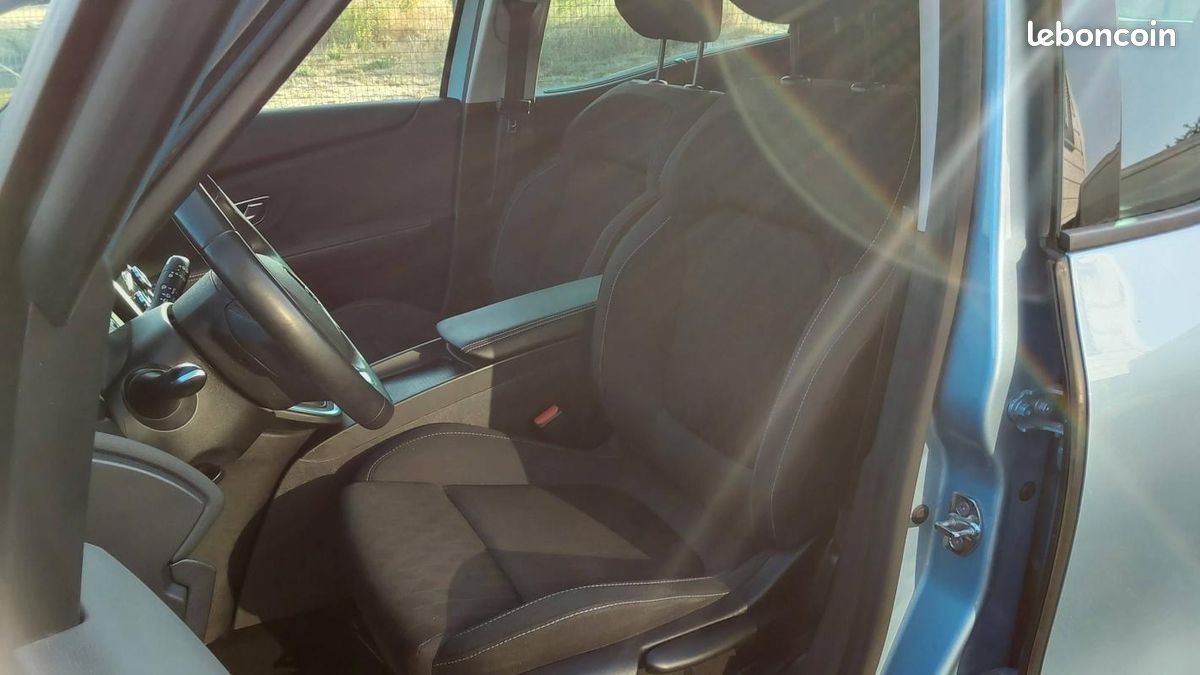 Renault Scénic 1.3 TCe 140ch FAP Limited 130g (image 11)