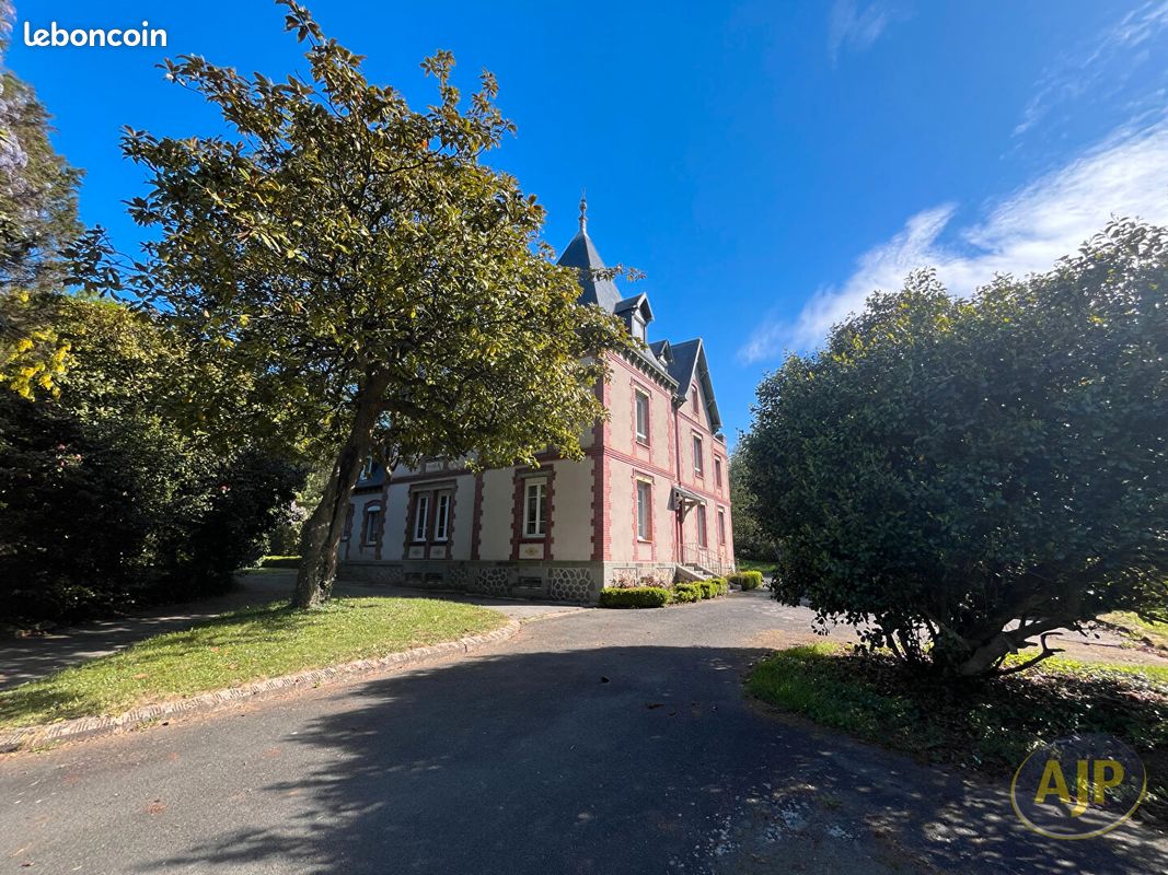Maison 10 pièces 340 m² · à Plœuc-l'Hermitage · 340 m² · 443 000 €