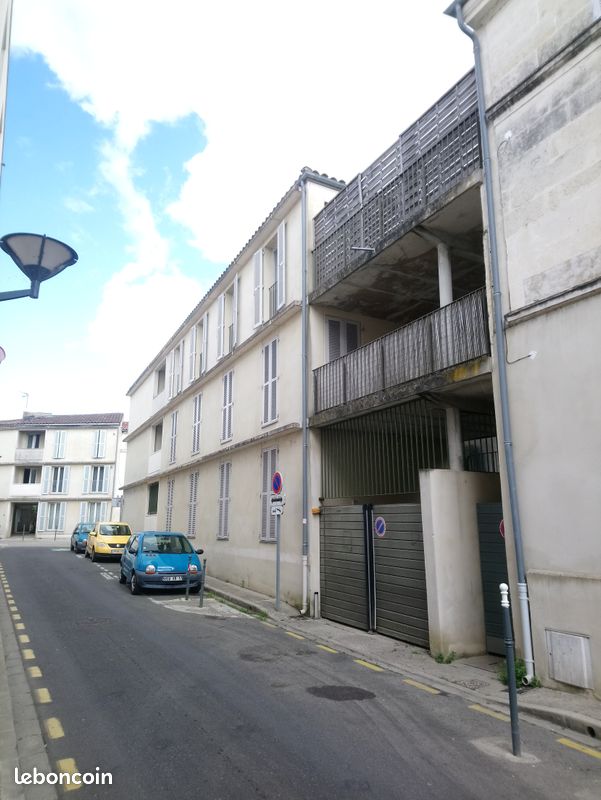 Location emplacement parking · à Saintes · 65 €/mois