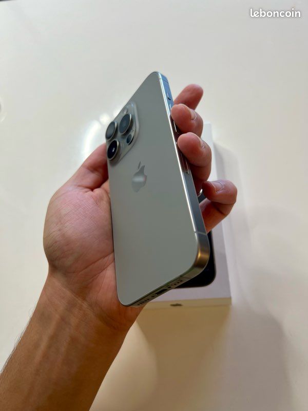 IPhone 15 Pro 128 Go - Neuf, gris métallique, état impeccable (image 3)
