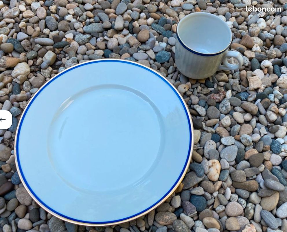 6 assiettes à dessert porcelaine de Limoges blanches, filet doré bleu et 7 tasses (image 2)