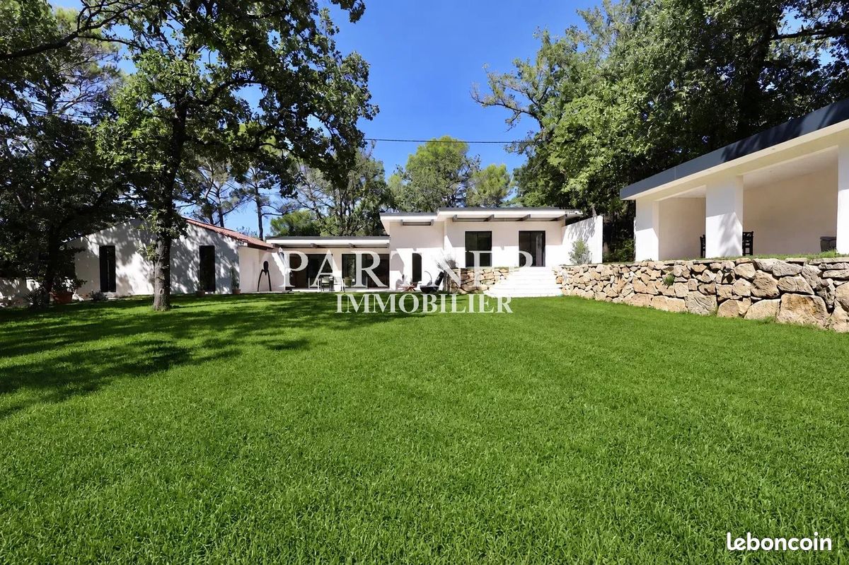 Maison 5 pièces 220 m² · à Aix-en-Provence · 220 m² · 1 180 000 €