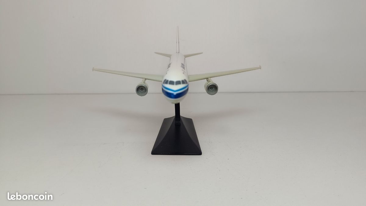 Maquette avion Airbus A320 EuroCypria 1/200 (image 5)