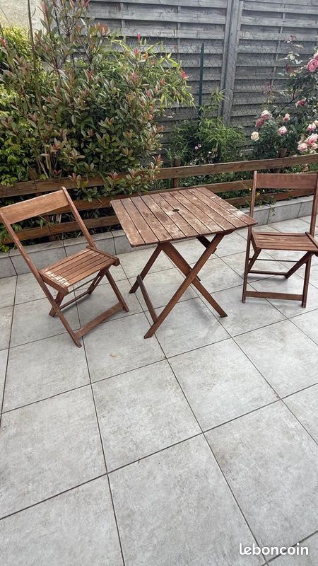 Table 2chaises en bois (image 1)