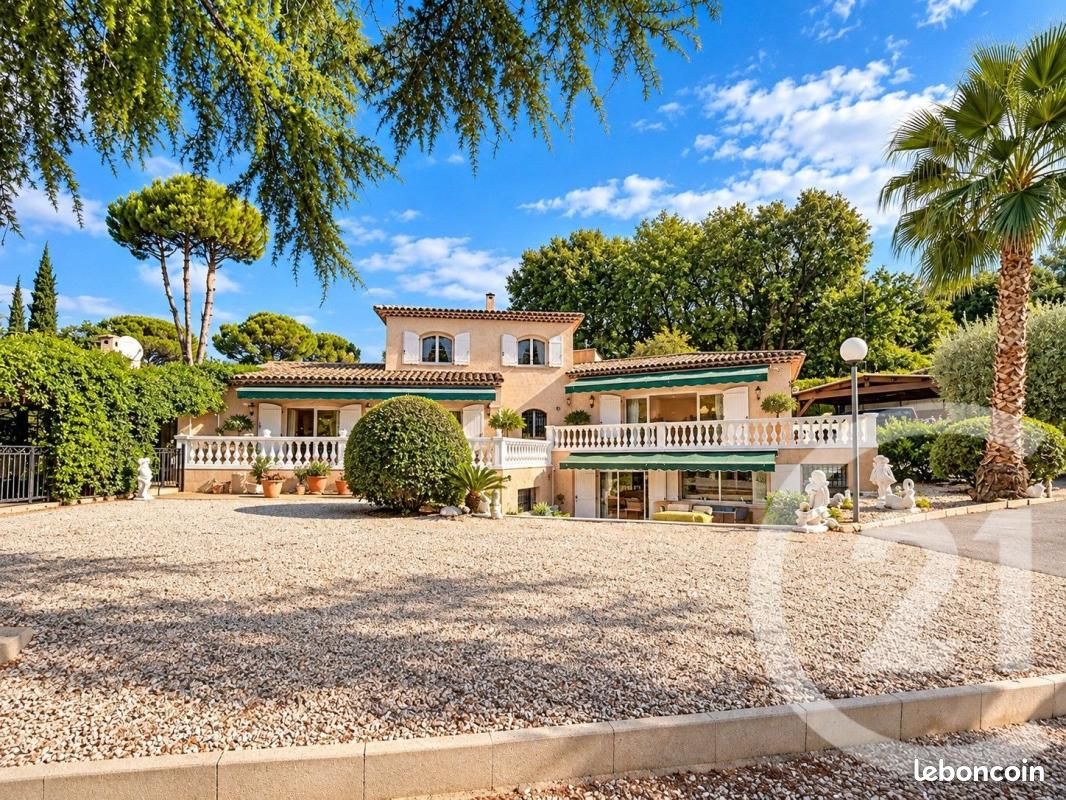 Maison 8 pièces 383 m² · à Antibes · 383 m² · 1 180 000 €