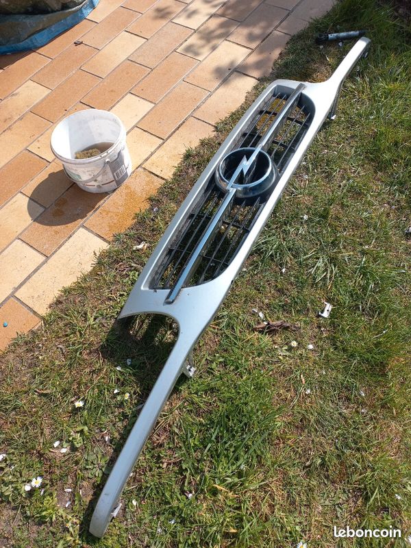 Calandre opel frontera (image 1)