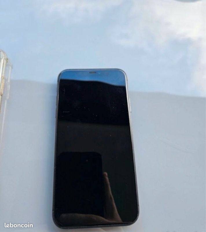 IPhone 11 noir (image 2)
