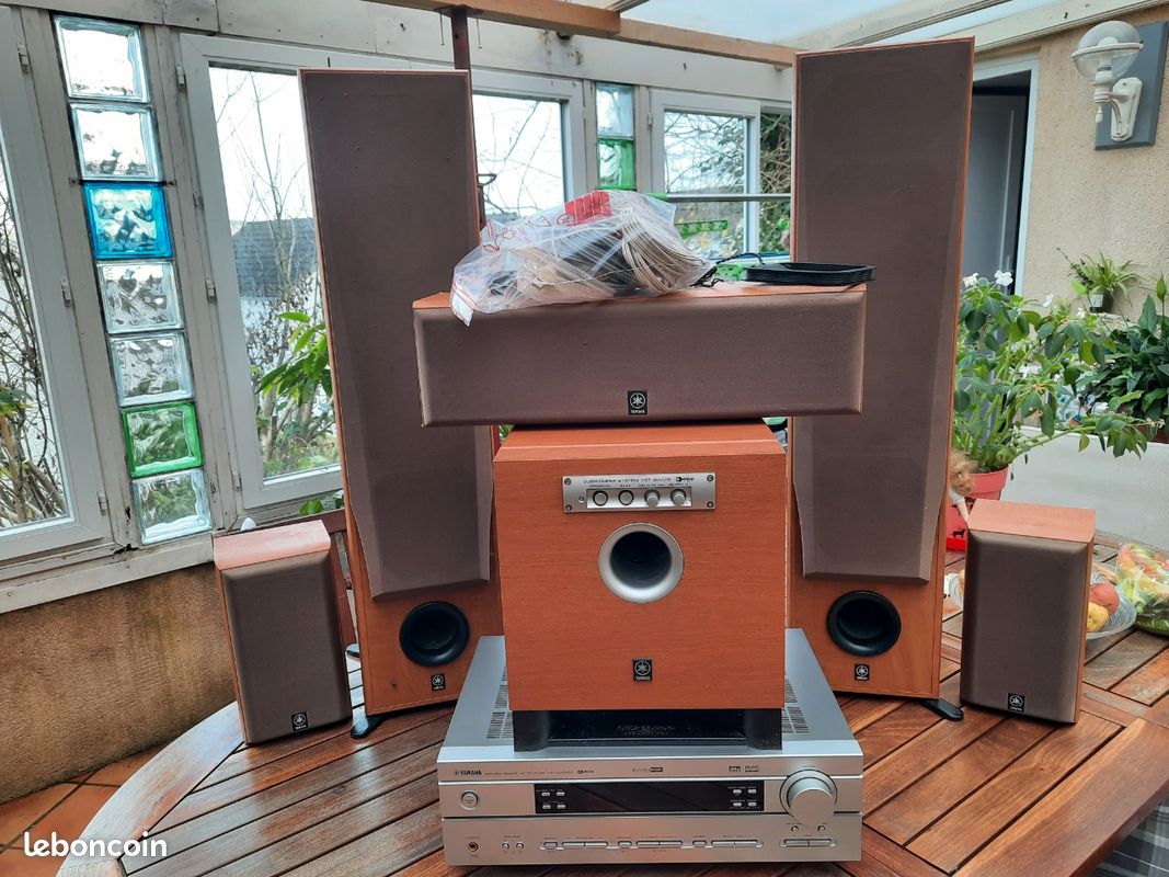 A Vendre home cinéma 5.1 avec caisson de basse Marque YAMAHA COULEUR BOIS CLAIRE (image 1)