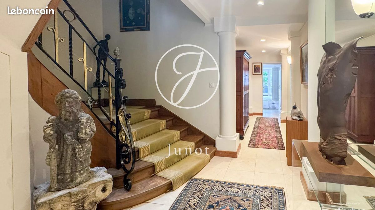 Maison 8 pièces 253 m² · à La Madeleine · 253 m² · 1 090 000 €