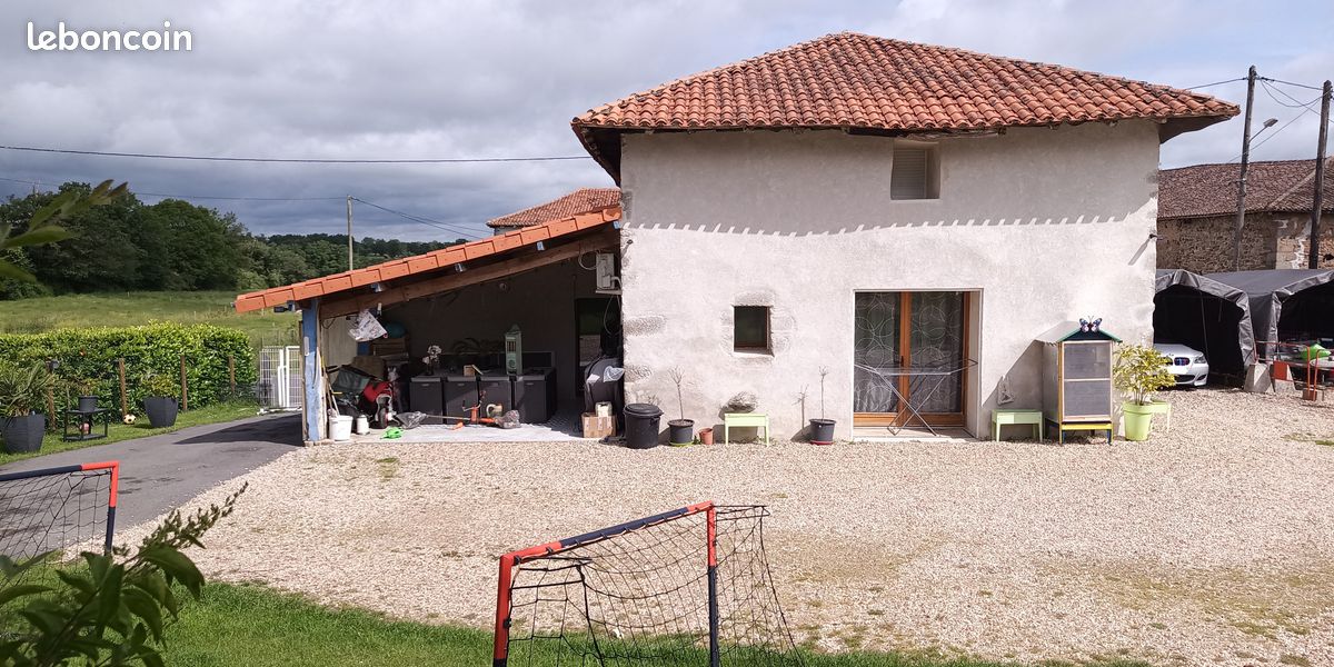 Maison 8 pièces 440 m² · à Lesterps · 440 m² · 155 000 €