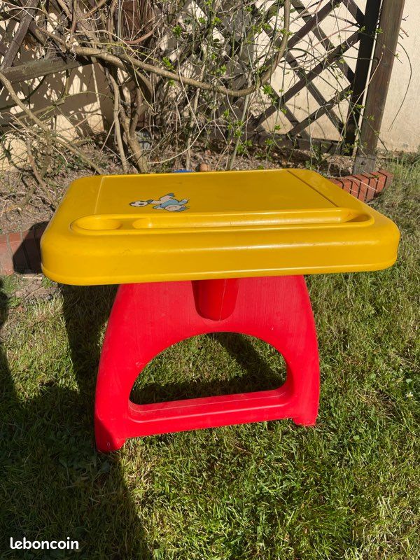 Petit bureau enfant (image 1)