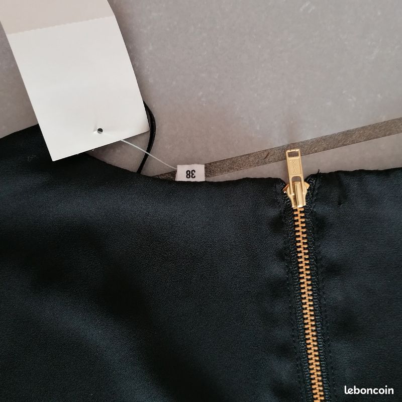 Robe noire avec doublure neuve T. 38 (image 6)