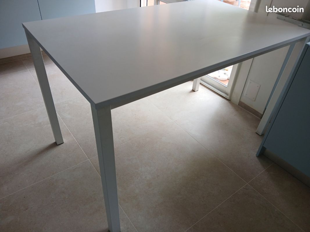 Table blanche haute (image 1)