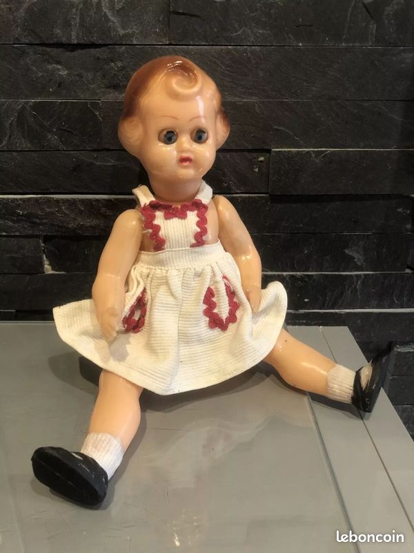Poupée ancienne en plastique rigide , articulations maintenues par élastiques (image 1)