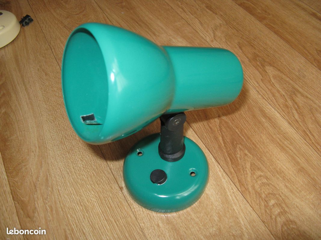 Spot mural orientable vert (image 1)