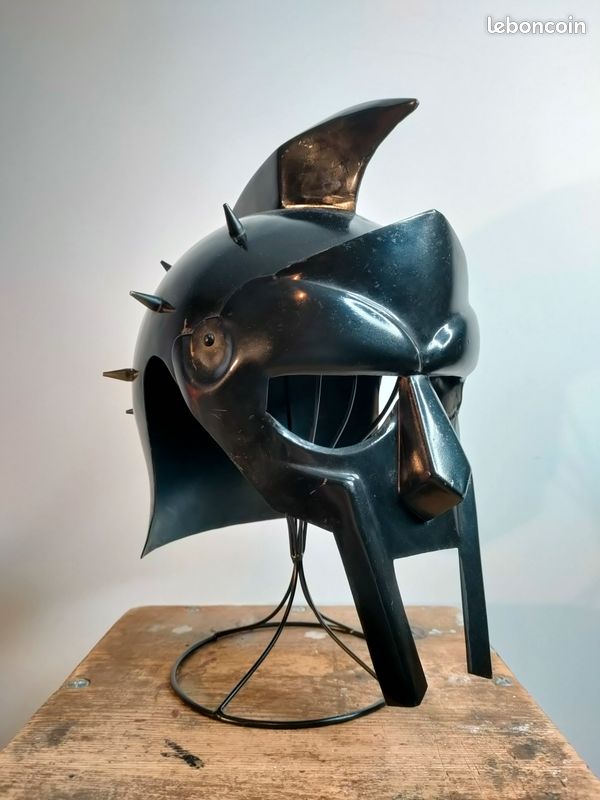 Gladiateur . Casque noir à pointes (image 2)