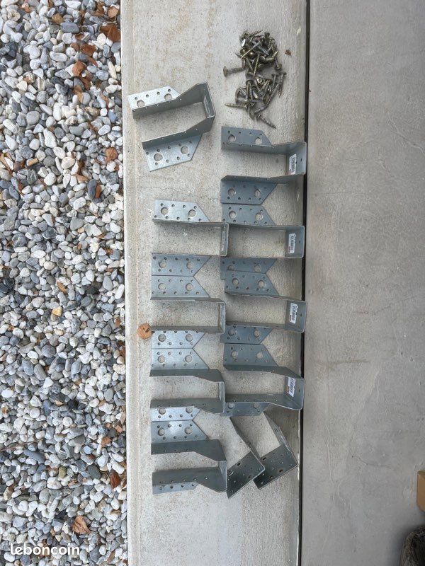 Supports métalliques, équerres et vis (image 2)