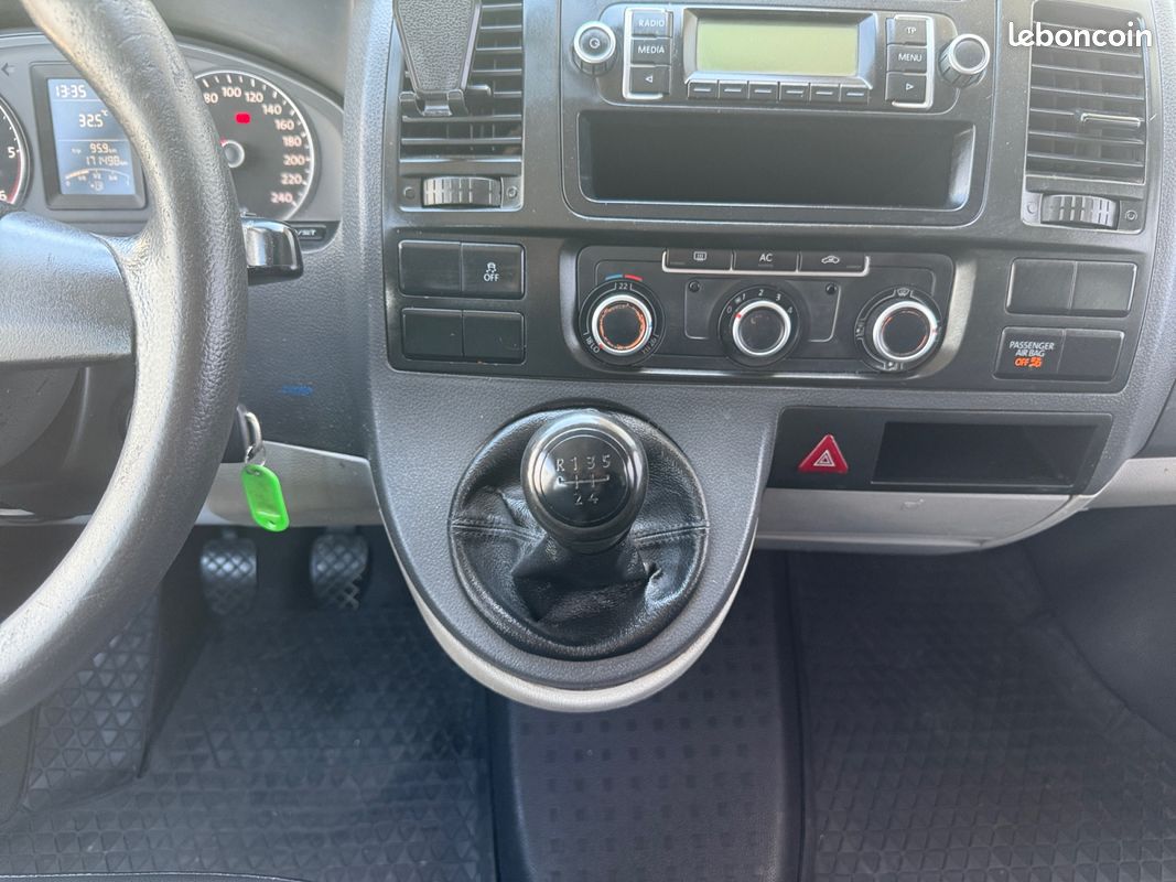 VOLKSWAGEN TRANSPORTER T5 102Ch 6 Places Climatisation Radio Garantie 12 mois (image 13)