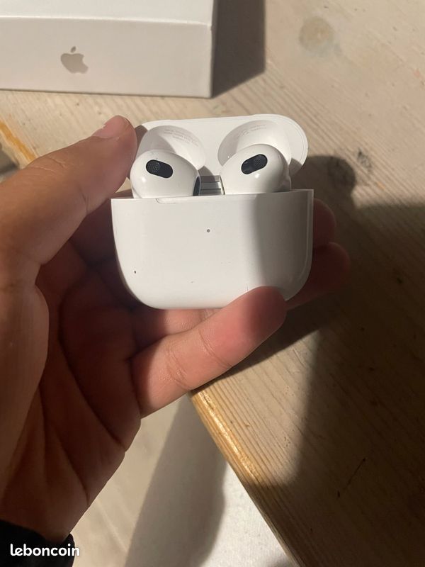 Air pod 3 (image 4)