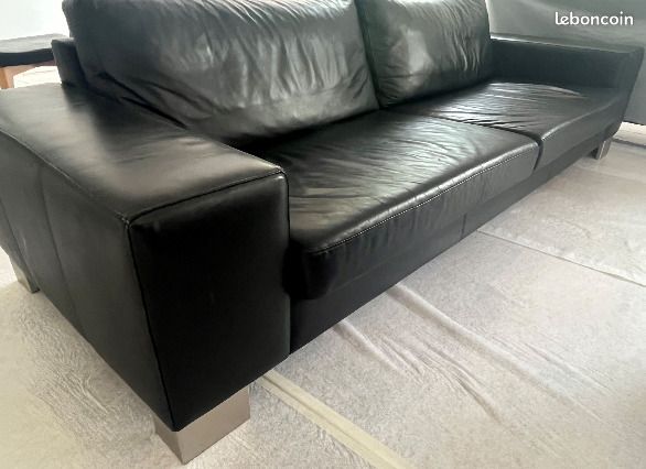 Deux canapés en cuir noir marque BoConcept (image 2)
