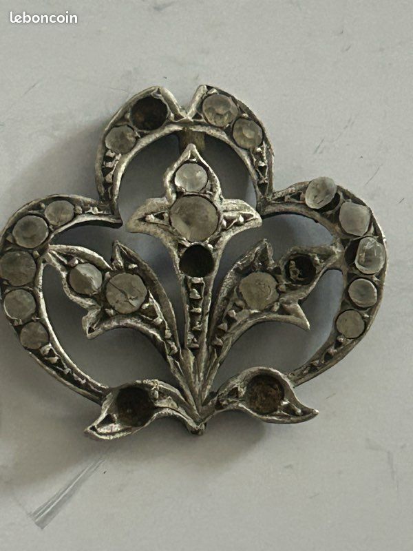 Broche XX en argent massf et marcasstes avec fleurs à perres vert
