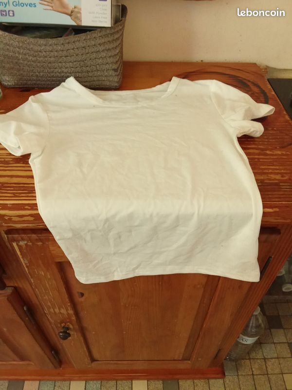 T shirt (image 1)