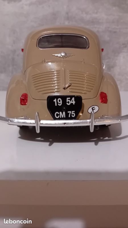Diecast model cars Renault 4CV 1/18 Solido red foncé 1956