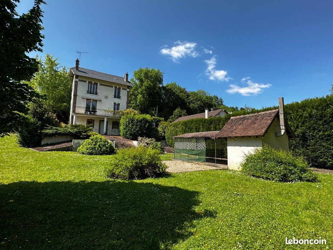 Maison 7 pièces 160 m² · à Saint-Julien-du-Sault · 160 m² · 297 000 €