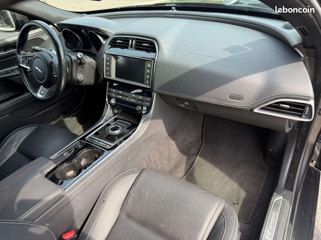 JAGUAR XE 2.0 D - 180 - BVA - AWD BERLINE R-Sport PHASE 1 (image 15)
