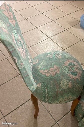 Ensemble table nappée et chaise assorties : Guéridon recouvert d’une nappe ronde et Chaise couverte du même tissus (image 2)