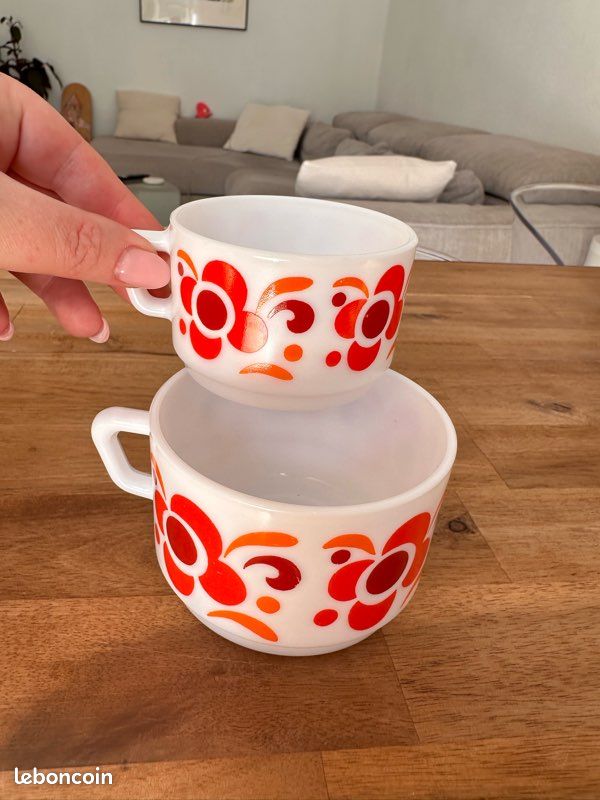 Lot de 4 tasses Arcopal Aster vintage – fleurs bleues | Les Kitscheries
