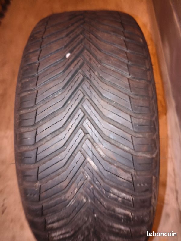 Pneu Michelin Crossclimate2 - 225/45 R17 état quasi neuf (image 2)