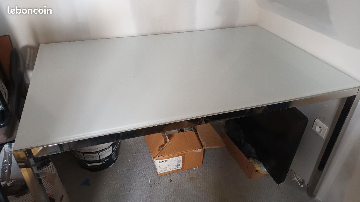 Table dessus verre blanc (image 1)