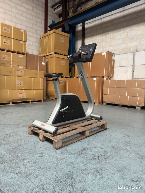 Bike 1FX001A Panatta Fenix occasion cardio training cycle vélo droit upright professionnel indoor intérieur (image 1)