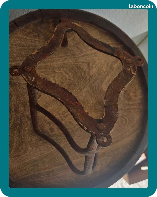 Lot ancien matériel d’écurie en fer forgé – porte-selle, crochet et fer à cheval (image 8)