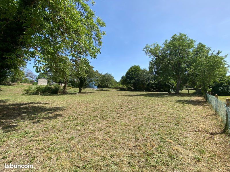 Terrain constructible de 3 085 m² – Viabilisé, clos, arboré · à Montmorillon · 70 000 €