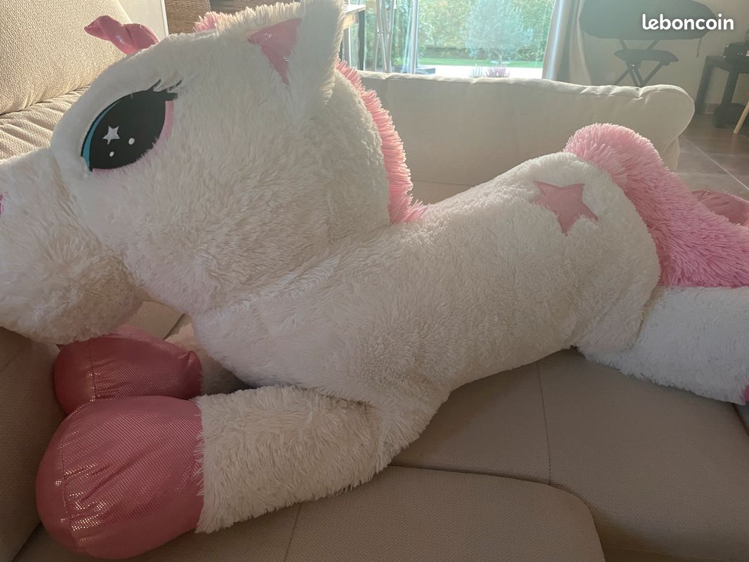 Grande licorne en peluche (image 1)