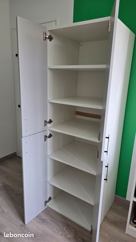 Armoire blanche en bois IKEA PLATSA 60*55*180cm + portes grises SMÅSTAD + tablettes HJÄLPA + poignées JÄRNSPARV noires métal flèches 🖤 (image 3)