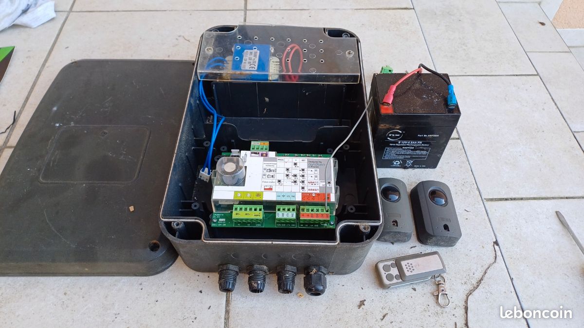 Motorisation portail avidsen avec batterie cellules et télécommande (image 1)