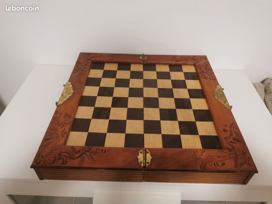 Jeu d’Echecs En Bois Sculpté Bicolore et Échiquier en Bois – Idéal pour