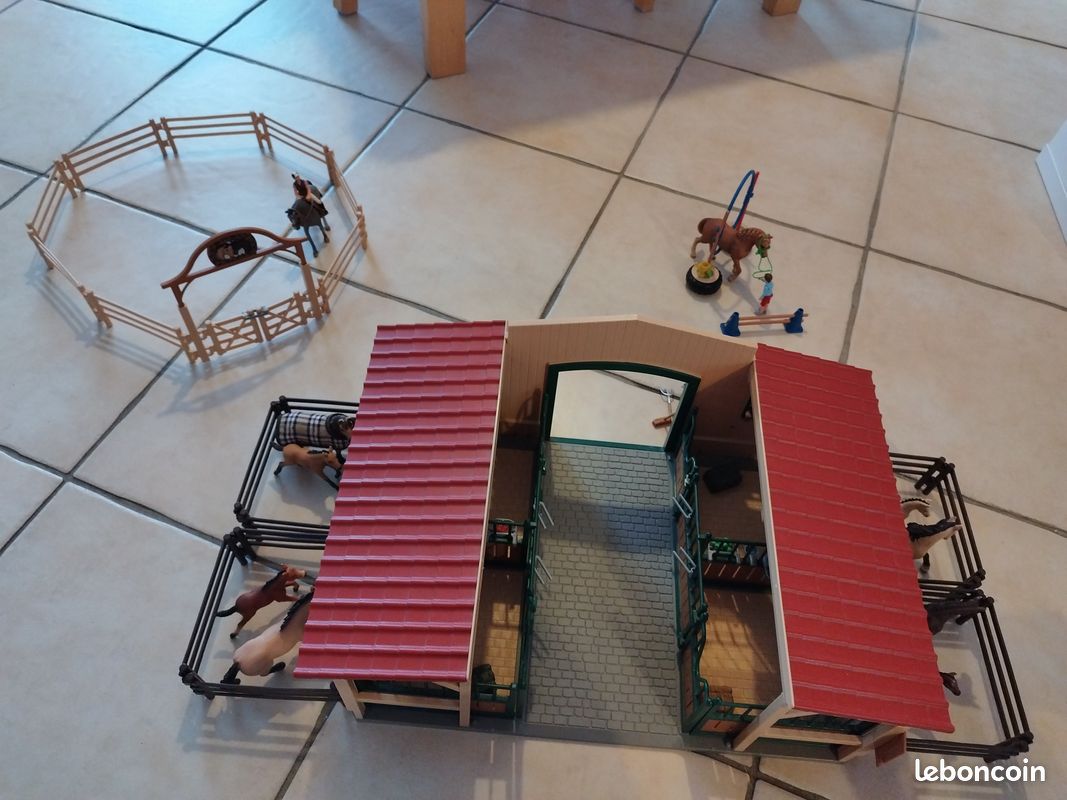 Écurie Ranch Schleich +pré pour chevaux avec portail+ course d'entraînement et d'agilité+ chevaux et poulains supplémentaires (image 8)