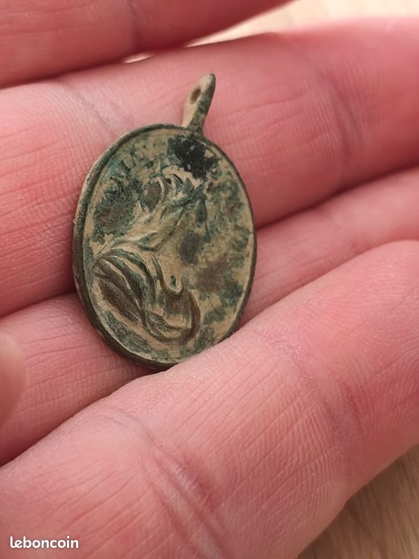 Médaille Religieuse En Bronze Du XVIIe Siècle - Christ Et Vierge - Bélière Inversée - Occasion Authentique