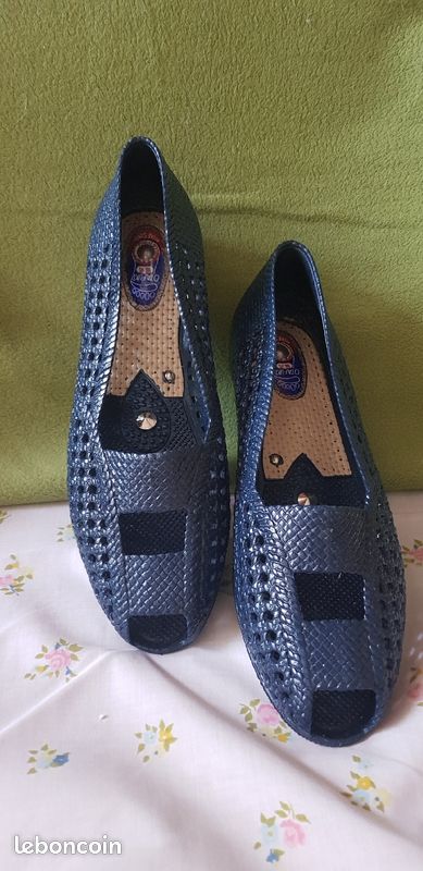 Une paire de chaussures bleu marine OTAFUKU (image 2)