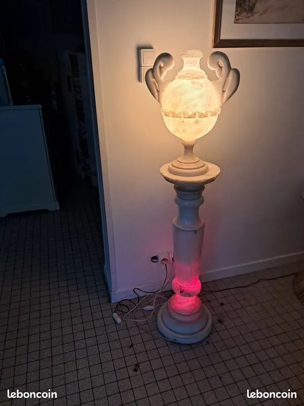 Colonne et lampe en albâtre avec lumière - Colonne : hauteur 82 cm et diamètre 28 cm - Vase éclairé : hauteur 45 cm et largeur 35 cm La colonne et le vase peuvent être indépendant l'un de l'autre (image 1)