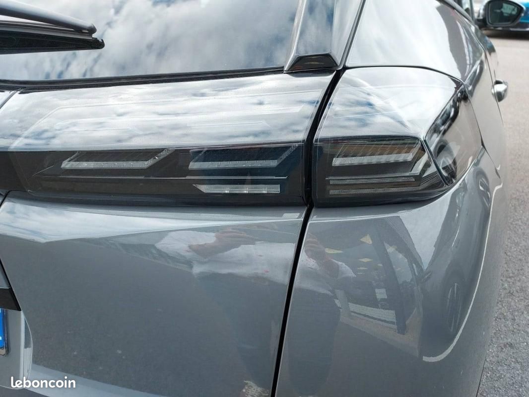 Peugeot 2008 Hybrid 145 e-DCS6 - GT Exclusive (image 17)