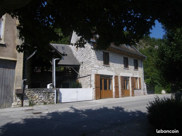 Appartement 4 pièces 95 m2 plain pied , cour fermée et cave