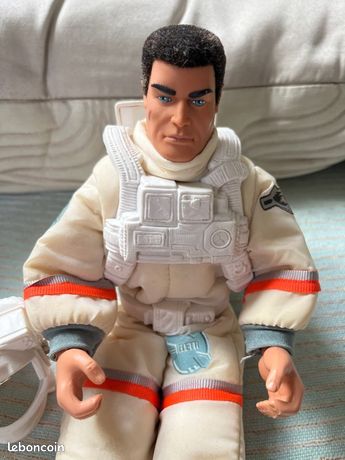 ACTION MAN HASBRO parachutiste 1995 sur socle vêtements tissus 30 cm EUR 15,00 - FR