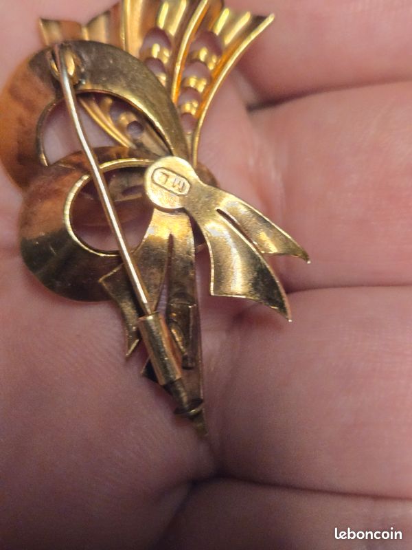Broche Ancienne Vintage Avec Initiale à Identifier – Bijou D'occasion Mystérieux
